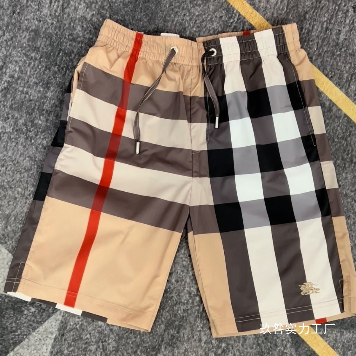 Light luxury quick-drying shorts for men, summer plaid five-inch pants, contrasting color plaid for men, British sand